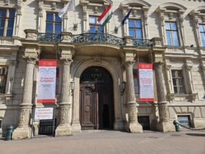 PRESSEMITTEILUNG: 25 Jahre Andrássy Universität Budapest – Festakt mit Botschafterin Dr. Elisabeth Kornfeind Beitragsbild