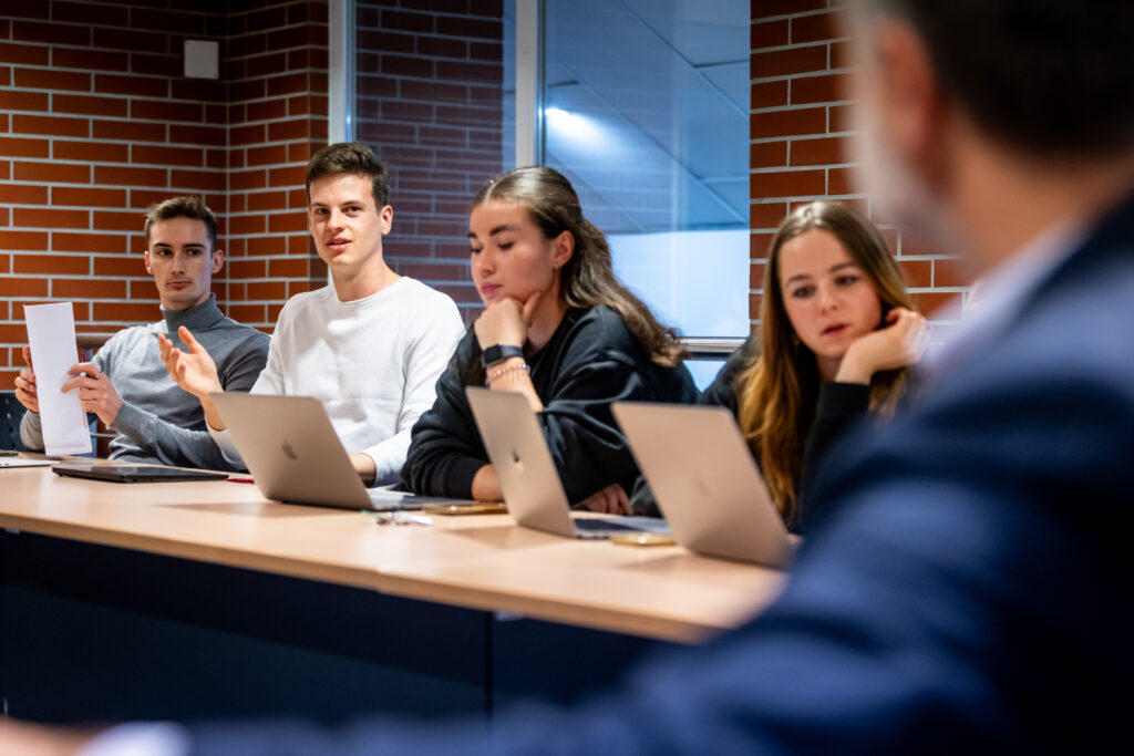 Bachelorstudiengang Business Administration and Management Beitragsbild